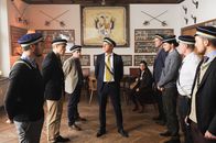 SOKO Stuttgart – Die Burschenschaftler Markus (Antonije Stankovic, 4.v.r.), Simon Rieger (Nico Ehrenteit, 2.v.l.), Till Bröker (Tilman Pörzgen, 3.v.r.) und die anderen Kameraden (Komparsen) hören ihrem Alten Herren Dieter Häberle (Thomas Bestvater, M.) aufmerksam zu, als der sie neu einschwört. Seine Enkelin Luise (Helen Woigk, im Hintergrund) beobachtet das Ganze mit gemischten Gefühlen.