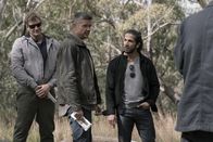 Mr. Inbetween – (v.l.n.r.) John (Steve Morris); Dave (Matt Nable); Davros (Firass Dirani)