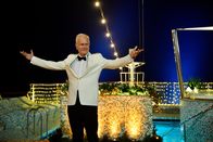 Das Traumschiff – Am Ende der Reise übernimmt Oskar Schifferle (Harald Schmidt) die "Kapitänsrede".
