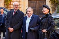 Um Himmels Willen – Die chinesische Delegation möchte sich im Kloster umsehen. Wöller wendet sich den Journalisten zu und macht Wahlkampf (v.li.: Michael Vogtmann, Fritz Wepper, Mooon Suk).