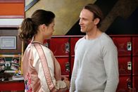 In aller Freundschaft – Martin Steins (Bernhard Bettermann) Freundin Sophia Müller (Susann Hoecke) ist mit ihrer naiv, übergriffigen Art mal wieder über die Stränge geschlagen. Sie ist der Meinung, dass Roland mal wieder unter Leute muss und hat einen gemeinsamen Bowling-Abend organisiert. Damit Roland sich nicht fühlt, wie das dritte Rad am Wagen, hat sie auch Dr. Maria Weber eingeladen. Doch die mag wiederum Martin nicht, nachdem er dafür gesorgt hat, dass sie ihre fest versprochene Stelle in München verloren hat. Während Martin einen hölzernen Abend auf sich zukommen sieht, ist Sophia absolut guter Dinge.