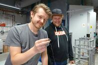 Einfach genial – Das Erfinder-Duo Dimitri Benke (links) und Dr. Maximilian Fries aus Darmstadt. Benke hält ihre Erfindung, das magnetischen Kältemittel, in den Fingern.