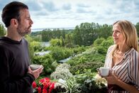 Praxis mit Meerblick – Windpocken! Nora (Tanja Wedhorn) muss ihren Praxiskollegen Dr. Stresow (Benjamin Grüter) krankheitsbedingt vertreten.