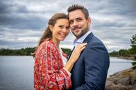 Inga Lindström: Die Süße des Lebens – Eigentlich steht Emil (Marc Barthel) kurz vor der Hochzeit mit Liv. Doch längst vergessene Gefühle kommen wieder hoch, als er Juna (Hanna Mall), seine Freundin aus Kindheitstagen, wiedersieht.
