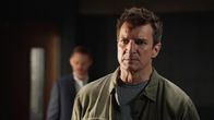 The Rookie – Während des Verhörs versucht Nolan (Nathan Fillion, r.) mithilfe seines Anwalts Wesley (Shawn Ashmore, l.) zu erklären, dass er von einem korrupten Kollegen zu unrecht beschuldigt wird. Doch die Beweise gegen ihn sind erdrückend. Um seine Unschuld zu beweisen, schlägt Nolan einen waghalsigen Plan vor.