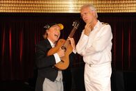 In Erinnerung an Ruth Maria Kubitschek: Das Traumschiff – Unter dem Motto "Geheime Kommandosache" organisiert Oskar (Harald Schmidt, r.) das große Fest zum 30-jährigen Berufsjubiläum von Beatrice (hier mit Otto Waalkes, l.)
