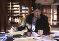 Castle – Der Schriftsteller Richard Castle (Nathan Fillion) ist erstaunt, dass der Mörder ausgerechnet seine schwächeren Werke als Vorlage benutzt ...