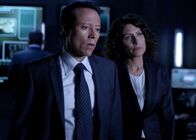 Castle – Chief Carl Villante (Yancey Arias, l.) und Agent Rachel McCord (Lisa Edelstein, r.) arbeiten im aktuellen Fall zusammen ...