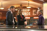 Bones - Die Knochenjägerin – (v.l.n.r.) Booth (David Boreanaz); Brennan (Emily Deschanel); Lenny Jay (Jay Thomas)