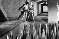 Land der Pharaonen – Senta (Dewey Martin, li.), der Sohn des Architekten Vashtar, hilft dem verletzten Pharao Cheops (Jack Hawkins) aus dem Labyrinth der Pyramide.