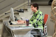 Two and a Half Men – Gerät wegen eines Toasters in einen handfesten Streit mit Alan: Walden (Ashton Kutcher) ...