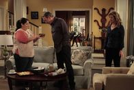 Last Man Standing – Inzwischen hat sich Vanessa (Nancy Travis, r.) nach Ersatz umgesehen und übernimmt Blanca (Carla Maria Jimenez, l.), die Haushälterin einer Nachbarin. Als erstes lässt sich Mike (Tim Allen, M.) ihre Green Card zeigen ...