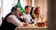 Das Fest der Liebe – V. li. n. re.: Mario (Charly Hübner), Karl-Eduard (Wolf-Dietrich Sprenger), Thorsten (Devid Striesow) und Dorothee (Andrea Sawatzki) haben sich die Familienzusammenkunft besinnlicher vorgestellt.