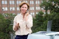 WaPo Berlin – Polizeipräsidentin Alexandra Falkenbach (Marion Kracht) arbeitet gerne auf dem Dach ihrer Behörde, umgeben von den Bienenstöcken, die sie dort betreut.