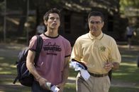 American Pie Presents Band Camp – Wegen seiner regelmäßigen Streiche macht Matt Stifler (Tad Hilgenbrick, l.) schnell Bekanntschaft mit dem Manieren- und Konfliktregelungsbeauftragten Mr. Levenstein (Eugene Levy).