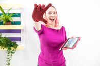 Princess of Science – Mit einem Handschuh das Smartphone bedienen? "Princess of Science" und Informationstechnikerin Johanna zeigt in ihrem Lifehack, wie man einen solchen Handschuh selbst machen kann.