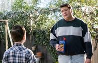 Young Sheldon – (v.li.) Iain Armitage (Sheldon Cooper), Lance Barber (George Cooper Sr.).