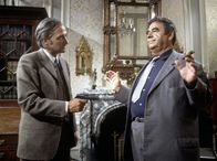Tatort – Aus der Fassung gebracht von den bohrenden Fragen des Hauptkommissars Trimmel (Walter Richter, rechts), greift Erich Landsberger (Paul Albert Krumm) zur Pistole.