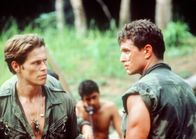 Platoon – Der zynische Sergeant Barnes (Tom Berenger, rechts) und der idealistische Sergeant Elias (Willem Dafoe) hassen sich bis aufs Blut.