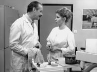 Zahn um Zahn – Dr. Wittkugel (Alfred Struwe), Häppchen (Helga Piur).