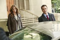 Castle – Befinden sich in dem Wagen wichtige Hinweise, die Kate (Stana Katic, l.) und Kevin (Seamus Dever, r.) bei der Aufklärung des aktuellen Falles weiterhelfen können?