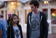 Modern Family – Haley (Sarah Hyland) trifft in Disneyland zufällig auf Dylan (Reid Ewing), der seinen Job auf der Ranch verloren hat und seit kurzem wieder in der Stadt ist.