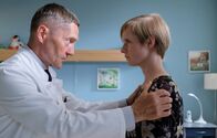 In aller Freundschaft – SENDER: ARD - SENDETITEL: In aller Freundschaft Folge 828 - UNTERTITEL: Zukunftsklänge - CAPTION: ARD/MDR IN ALLER FREUNDSCHAFT FOLGE 828, "Zukunftsklänge" Uhr im ERSTEN..Dr. Kaminski (Udo Schenk) kann die Wut von Friederike Kamp (Sophie Rogall) irgendwie nachvollziehen, aber jetzt ist definitiv der falsche Zeitpunkt um sich Luft zu machen und einen Schuldigen an dem Unfall zu bestimmen. Nun sollte es nur darum gehen, ihrem kleinen Sohn zu helfen..