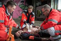 Notruf Hafenkante – Dr. Haase (Fabian Harloff, M.) versorgt die Schusswunde eines Unbekannten, der so schnell wie möglich ins EKH muss, da es wahrscheinlich ist, dass er innere Blutungen hat.