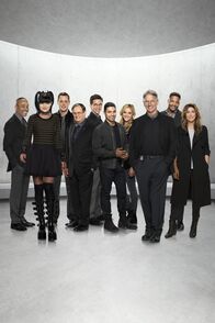 Navy CIS – (14. Staffel) - Untersuchen Verbrechen, die auf irgendeine Weise mit der US-Navy oder dem Marine Korps zu tun haben: (v.l.n.r.) Leon Vance (Rocky Carroll), Abby Sciuto (Pauley Perrette), Timothy McGee (Sean Murray), Dr. Donald "Ducky" Mallard (David McCallum), Jimmy Palmer (Brian Dietzen), Nick Torres (Wilmer Valderrama), Ellie Bishop (Emily Wickersham), Leroy Jethro Gibbs (Mark Harmon), Clayton Reeves (Duane Henry) und Alex Quinn (Jennifer Esposito) ...