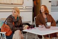 Danni Lowinski – Dannis' (Annette Frier, l.) neue Mandantin Ulla Bode (Traute Hoess, r.) arbeitet als Prostituierte in einem Campingwagen. Nun erweitert die Stadt Köln den Sperrbezirk und Ulla und ihre Genossinnen sollen weichen - und zwar zum Containerbahnhof, wo Zuhälter ein unbarmherziges Regiment führen. Kann Danni ihnen helfen?
