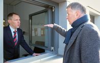 In aller Freundschaft – Roland Heilmann (Thomas Rühmann, re.) fährt seit Wochen Straßenbahn, um eine unbekannte Frau wiederzutreffen. Er weiß, dass sie bei den Verkehrsbetrieben arbeitet, also erkundigt er sich bei einem Mitarbeiter (Jörg Miethe, li.) dort. Allerdings weiß Roland nur ihren Vornamen und "Katjas" arbeiten ziemlich viele bei den Verkehrsbetrieben.