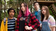 Silverpoint – Die Jugendlichen im Sommercamp "Silverpoint" wurden in verschiedene Gruppen eingeteilt. Von links: Glen (Krish Misra), Kaz (Maiya Silveston), Louis (Oliver Cunliffe) und Meg (Katy Byrne) bilden die "Libellen"-Gruppe.