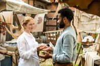 Der Geist im Glas – Sophia (Sofie Eifertinger) und Jakob (Pablo Grant) treffen sich auf dem Markt.