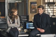 Castle – Castle (Nathan Fillion, r.) macht sich Sorgen um seine Tochter Alexis, weil er sie auf dem Handy nicht erreichen kann. Kate (Stana Katic, l.) versucht ihn zu beruhigen ...