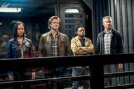 MacGyver – Desi (Levy Tran), MacGyver (Lucas Till), Wilt Bozer (Justin Hires) und James MacGyver (Tate Donovan)