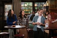 How I Met Your Father – (v.l.n.r.) Ellen (Tien Tran); Valentina (Francia Raisa); Jesse (Chris Lowell)