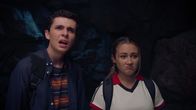 Rock Islands Rätsel – Ellis Grouch (Ryan Yeates), Meesha Rai (Inessa Tan)