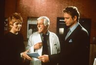 Diagnose: Mord – Mark (Dick Van Dyke, M.) freut sich, dass Madison (Joanna Cassidy, l.) und Brett (John Schneider, r.) nach einigen Verwicklungen doch noch zueinander gefunden haben.