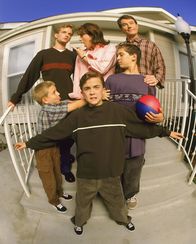 Malcolm mittendrin – L-R: Dewey (Erik Per Sullivan), Francis (Christopher Masterson), Lois (Jane Kaczmarek), Malcolm (Frankie Muniz), Reese (Justin Berfield), Hal (Bryan Cranston)