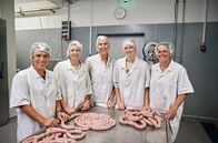 Lecker aufs Land – SWR LECKER AUFS LAND, "Zu Gast bei Judith Wohlfahrt in der Ortenau" Uhr im SWR. Die Landfrauen beim Wursten in der Metzgerei auf Judiths Hof. v.li.: Myriam Sehringer, Anna Turonok, Katrin Humpfer, Paula Altner, Sarah Schreiber
