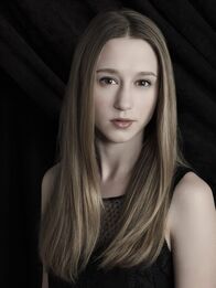 American Horror Story – (3. Staffel) - Schnell erkennt die junge, unerfahrene Hexe Zoe Benson (Taissa Farmiga), dass die Welt des Hexenzirkels verräterisch und mörderisch ist ...