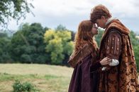 The Spanish Princess – Katharina von Aragon (Charlotte Hope, l.); Prinz Harry Tudor (Ruairi O'Connor, r.)