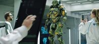 Robo – Das Ingenieur-Ehepaar Viktor (Vladimir Vdovichenkov, links) und Nadja (Maria Mironova) entwickelt im Forschungslabor einen Rettungsroboter.