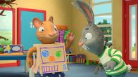 Pip und Posy – Posy spielt Roboter und Pip drückt die Knöpfe.
