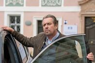 Watzmann ermittelt – Benedikt Beissl (Andreas Giebel) beobachtet die Festnahme von Peter Pfitzer, Chef einer Bürgerinitiative.