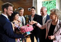Sturm der Liebe – Unter den gerührten Blicken von Leonard (Christian Feist, l.), Pauline (Liza Tzschirner, 2.v.l.) und Goran (Saša Kekez, 3.v.r.), erneuern Hildegard (Antje Hagen, r.) und Alfons (Sepp Schauer, 2.v.r.) vor Martin (David Paryla, 3.v.l.) ihr Eheversprechen.