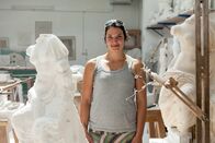 Griechenland - Von Insel zu Insel – Eleni Kallionaki ist Studentin der Bildhauerei an der angesehenen Akademie von Pyrgos auf der Kykladeninsel Tinos.