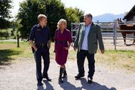 Die Rosenheim-Cops – Polizeihauptmeister Mohr (Max Müller, l.), Kommissarin Danner (Katharina Abt, M.) und Kommissar Hofer (Joseph Hannesschläger, r.) haben die Ermittlungen in einem Mordfall aufgenommen, der sich auf einem Gestüt ereignet hat.