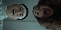 neoriginal: Doppelhaushälfte – Zoe (Helena Yousefi, r.) und Rocco (Hoang Minh Ha, l.) stellen mit Erschrecken fest, dass Oma Thuys Geist noch immer keinen Frieden gefunden hat und das Ouija-Board geklaut ist.