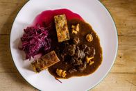 Silvia kocht – „Rehragout mit gebackenen Knödeln und Rotkraut“ von Gottfried Koller (Landhaus Koller in Gosau am Dachstein).